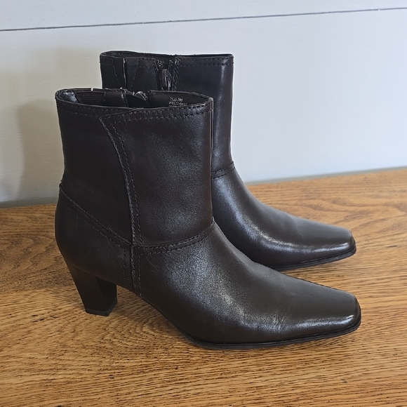 Bass Boots Women's 5.5M Aria Ankle Bootie Brown Square Toe - Picture 1 of 8